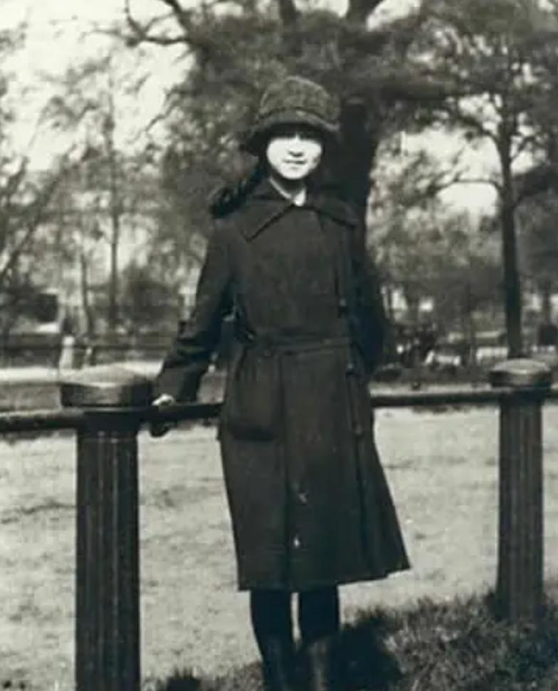 “女人选错伴侣，代价有多大？看看林徽因就知道了。”

人们总爱谈论她与徐志摩的情