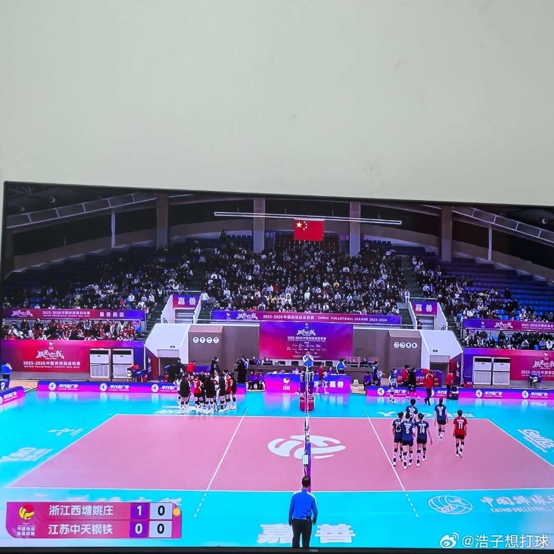 好多年没去嘉善了，这个馆变漂亮也更敞亮了，浙江女排也进步不小啊，刘雨真挺全面～ 