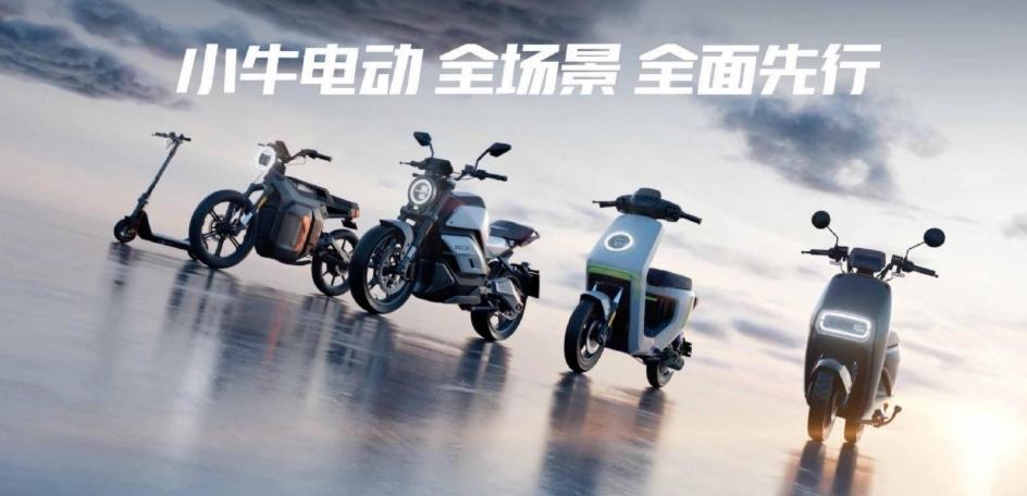 一群二十来岁的小伙子，听说有“小牛车友会”，兴奋得连夜改装自己的小牛电动车：灯带