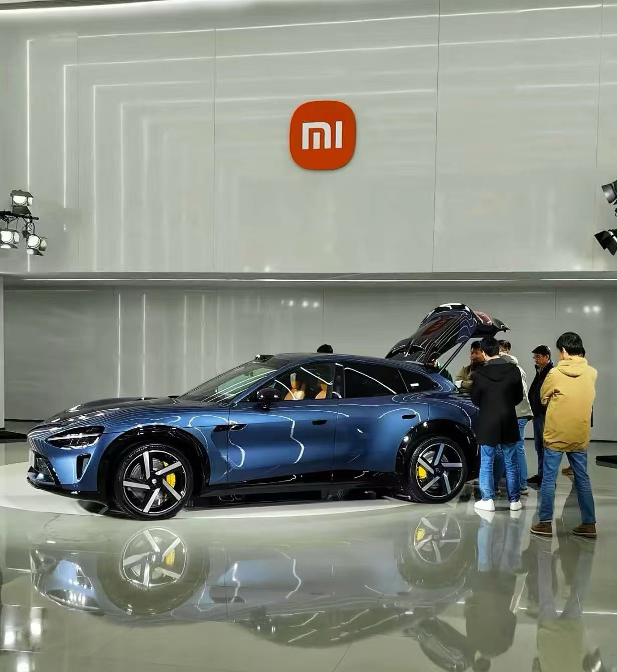 小米首款suv大v聊车 小米YU7  这样子有点好看啊，侧面怎么像macan ​