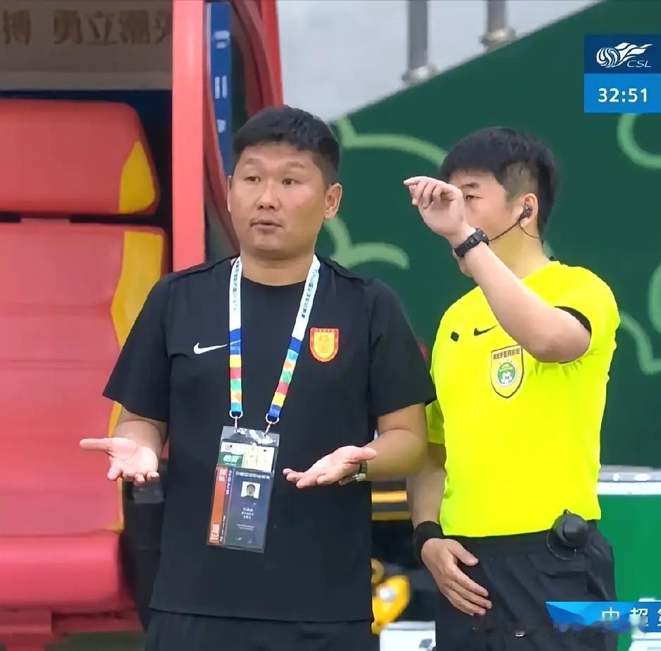 中超第四轮，重庆队死缠浙江主力外援米特里策，使我想起了武汉红金龙时代的楊小纯。