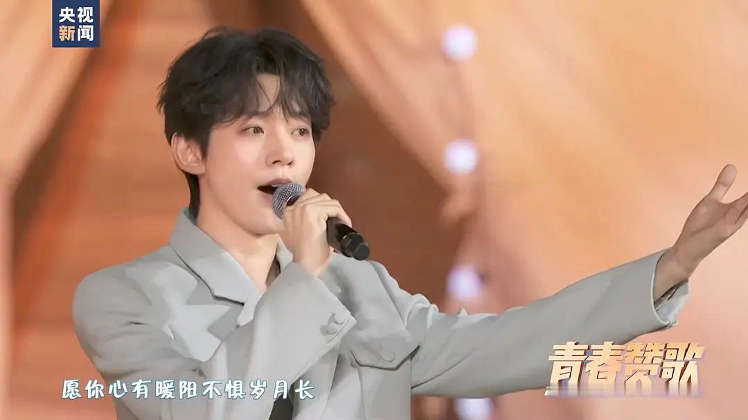 不是，这谁以后还敢听邓为唱歌啊？央妈镜头下也太甜太可爱了一点，再多上几次晚会吧[