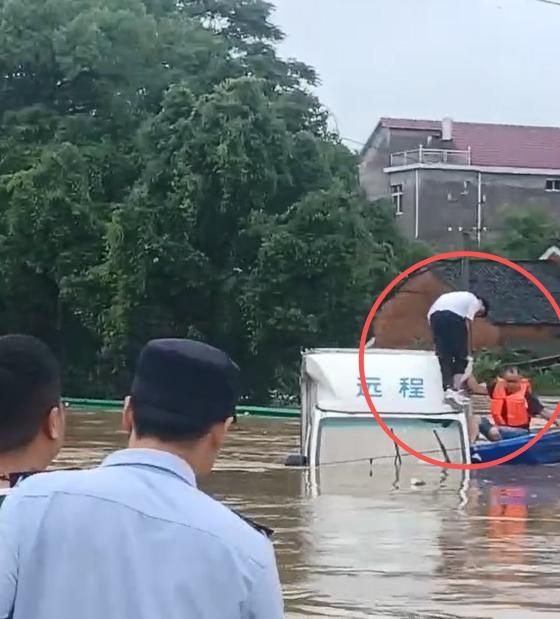 江西鄱阳暴雨致货车被淹，司机爬车顶求救，警民联手救援

近日，江西上饶鄱阳县遭遇