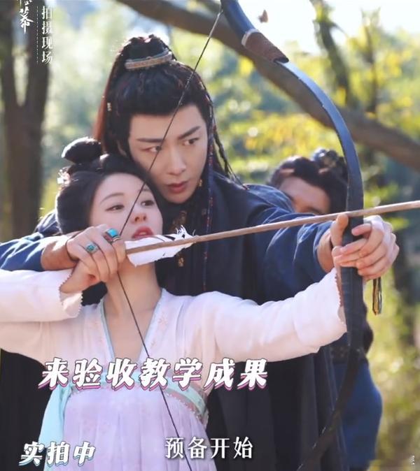 #赵露思刘宇宁射箭#赵露思刘宇宁射箭体型差，两人也是老搭档了，想看《珠帘玉幕》的