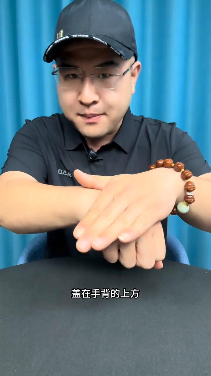 谢霆锋硬币穿手掌同款魔术马上学。
大家好，把一枚普通的硬币放到手心，然后用手握住