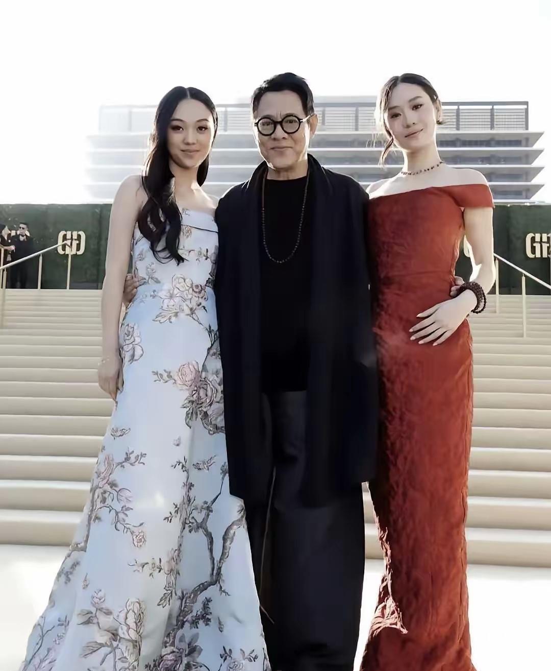 李连杰两个女儿完美继承妈妈的美貌与气质。从五官到神态，都和妈妈神似，良好基因在她