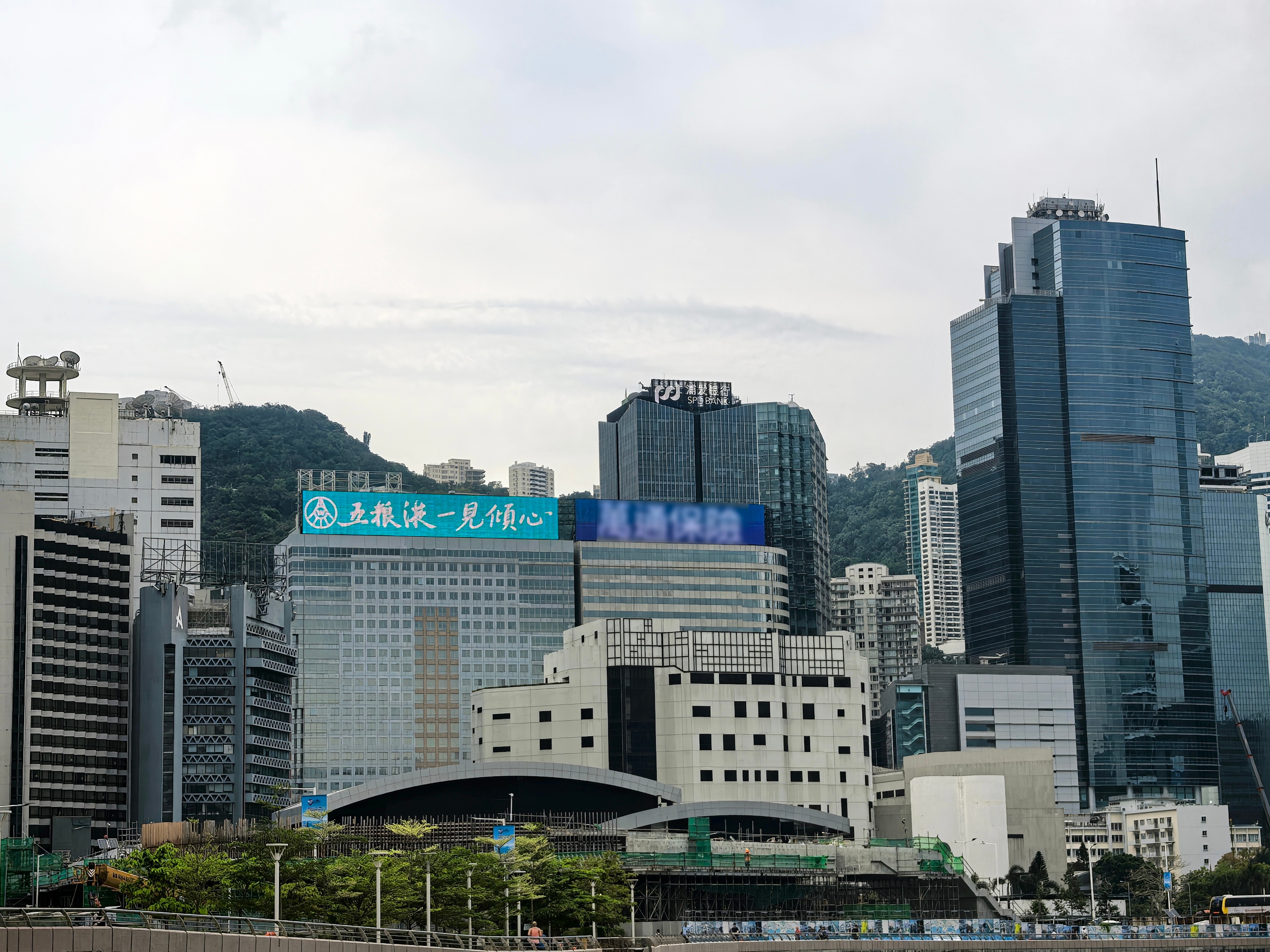 低度浓香遇上东方之珠，助阵“倾心”之约。4月16日，五粮液年轻化潮流单品「一见倾