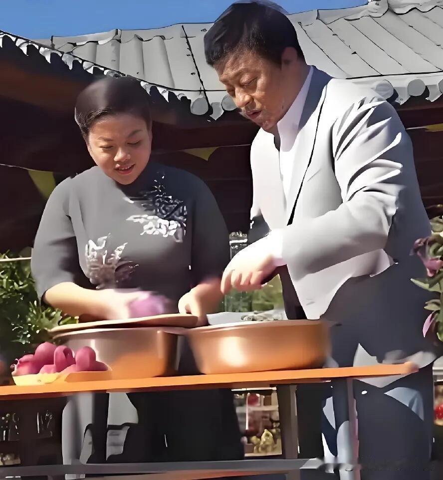 说实话歌唱家张也年轻的时候就根本谈不上美，但现在年龄大一些之后身材发福，体态圆润