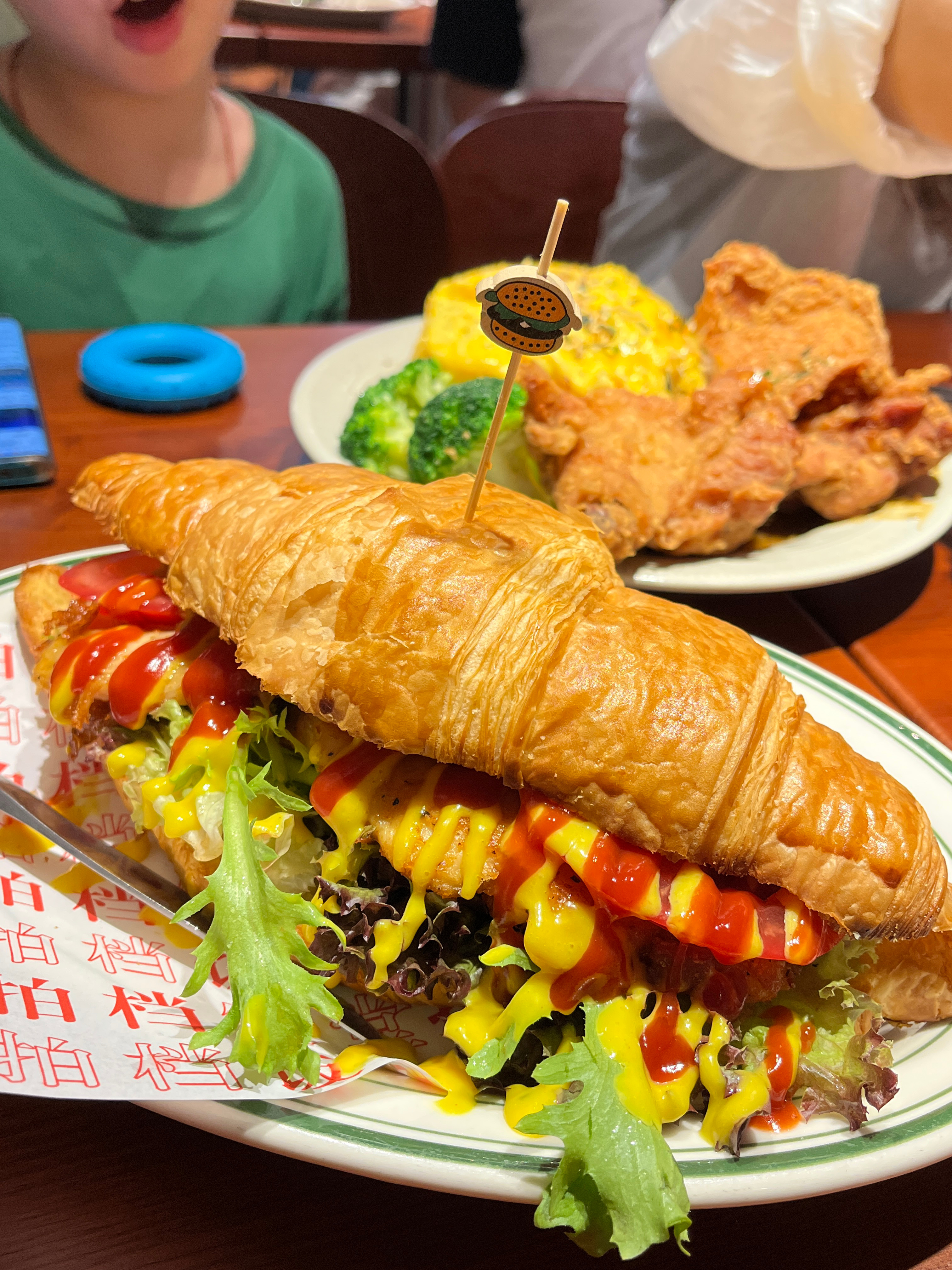 今天姐姐一家过来找我玩啦！一点多的拍档饭堂竟然还要排队‼️暑假周末的威力我是见识