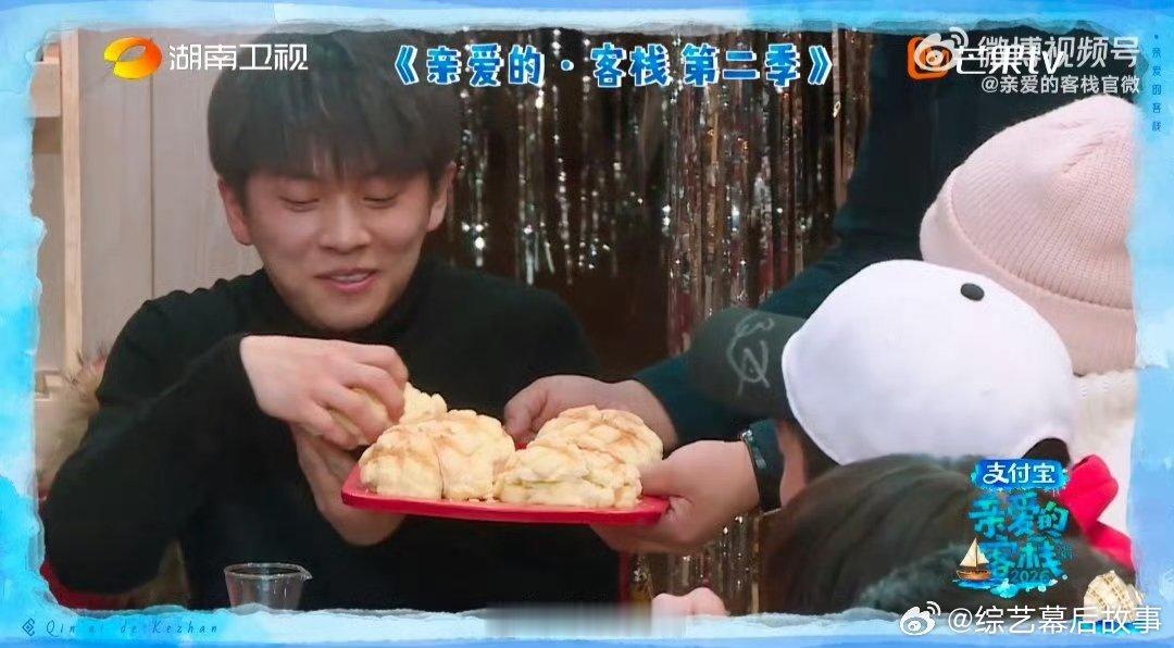 武艺拿蛋糕已经是八年前了亲爱的客栈谁懂啊！武艺一句八年直接戳中回忆，时光也太快了