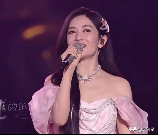 她开演唱会这个事，怎么说呢？
就有那么多愿意买票的傻子去当韭菜，有时候还真不知道