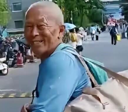 最近高校开学季，不少网友拍下爷爷奶奶送孙辈上大学的画面，瞬间戳中全网泪点。
有老