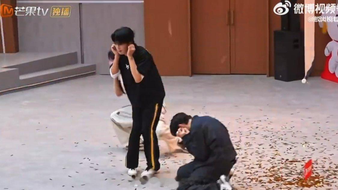 送王赫野去密逃当坦王赫野还是比较稳重的张彬彬部落领奖现场全员被吓到蹲地尖叫，王赫