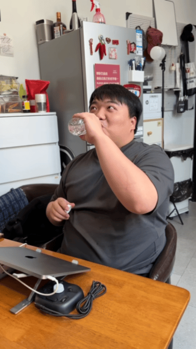 脱口秀圈团建没几句能播的  脱口秀演员们聚在一起，就像是一群快乐的精灵，用他们的