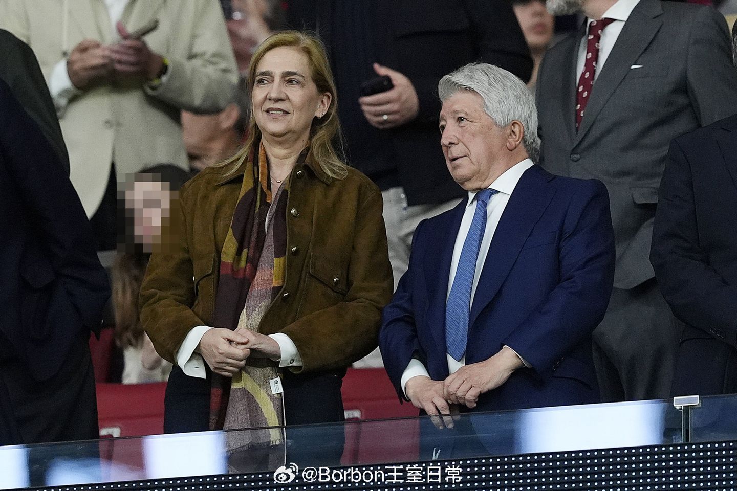 西班牙王室 4月4日，克里斯蒂娜公主现身观看马竞VS巴萨的比赛，旁边是马竞主席恩