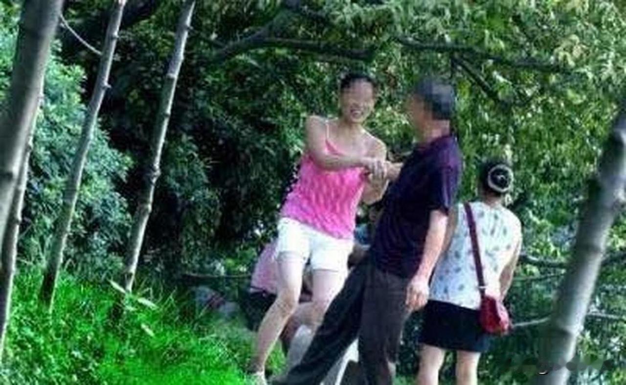 “偷公共场所东西”的行径，不仅素质低劣，而且道德败坏。设想一下，连公共场所的东西