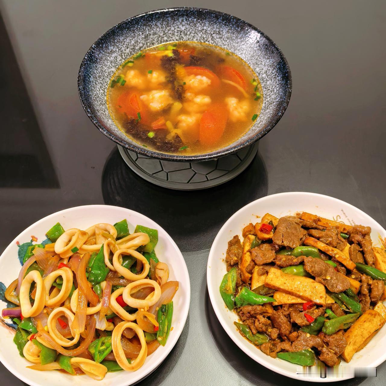 买了两条小鱿鱼筒，把黑膜刮洗干净
葱姜料酒焯水洗干净
洋葱、葱姜蒜爆锅，放鱿鱼辣