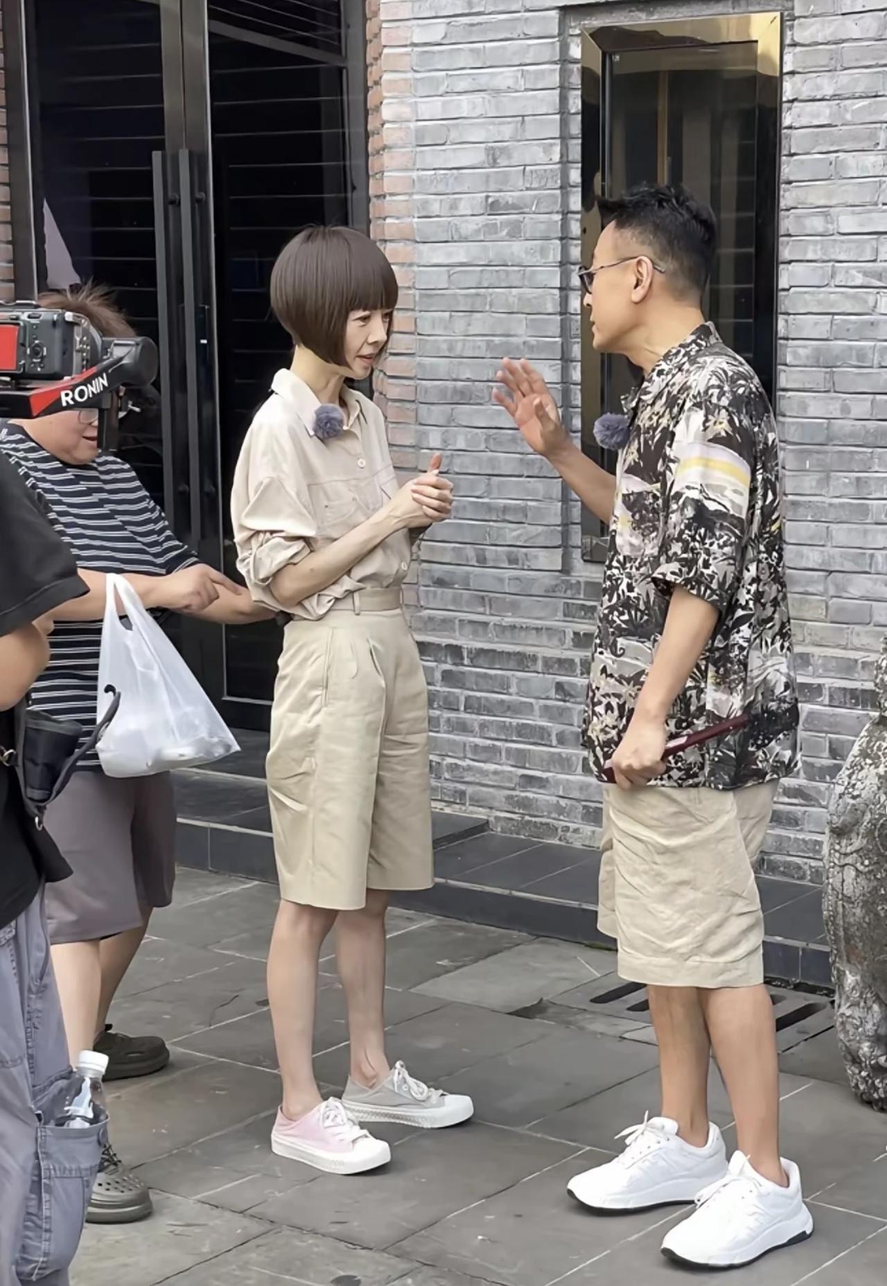 近日，有网友在成都偶遇鲁豫，她与窦文涛一起录制节目的画面。

鲁豫一头短发造型，