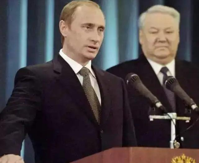 1994年秋，叶利钦正在郊外野餐，一头棕熊突然发疯似地冲向他！叶利钦7个助手竟吓