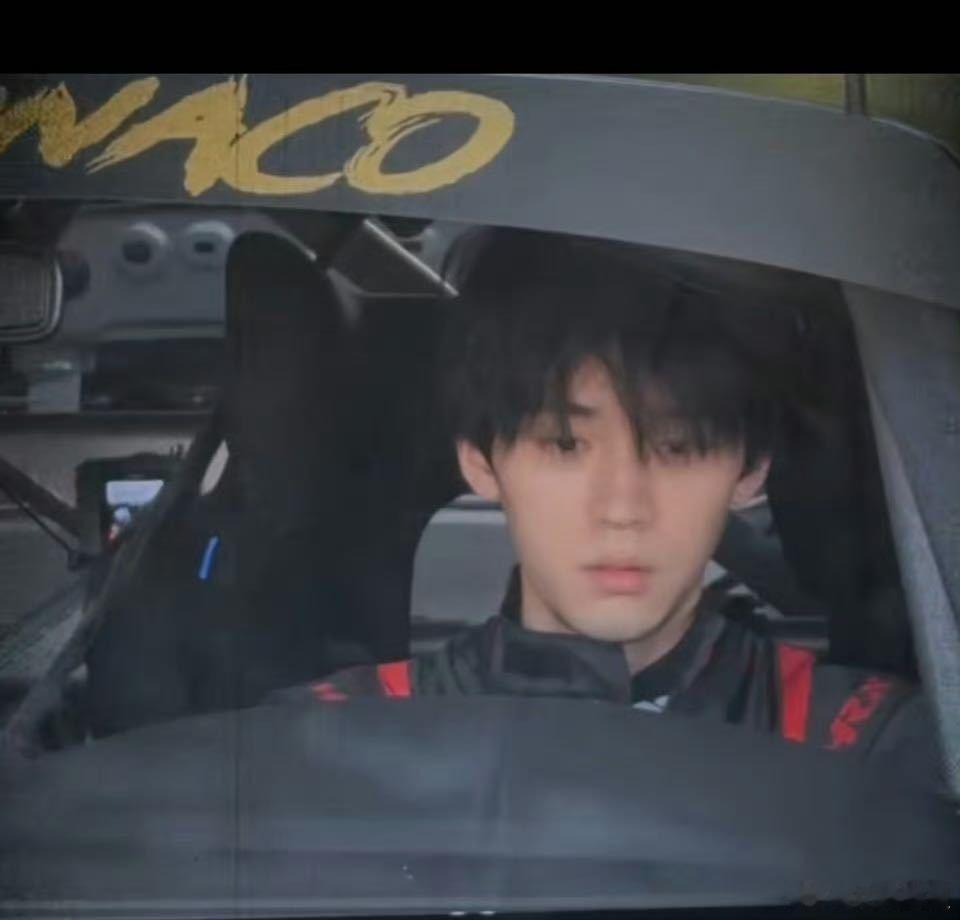 周翊然赛车文男主有脸了  谁能拒绝周翊然在赛场边的魅力？戴墨镜的他，少年气四溢，