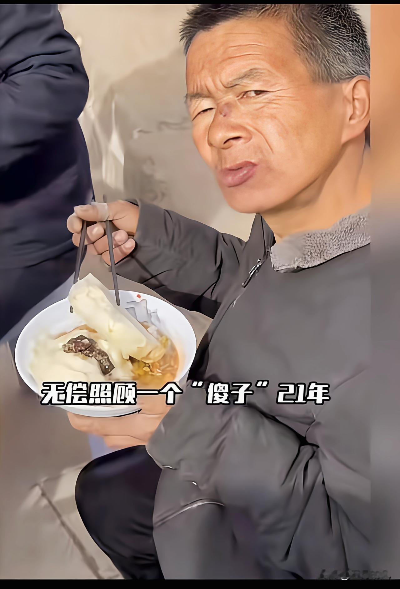 在安徽大别山深处，有一个温暖的故事默默延续了21年。

聋哑智障村民秦海松，自幼