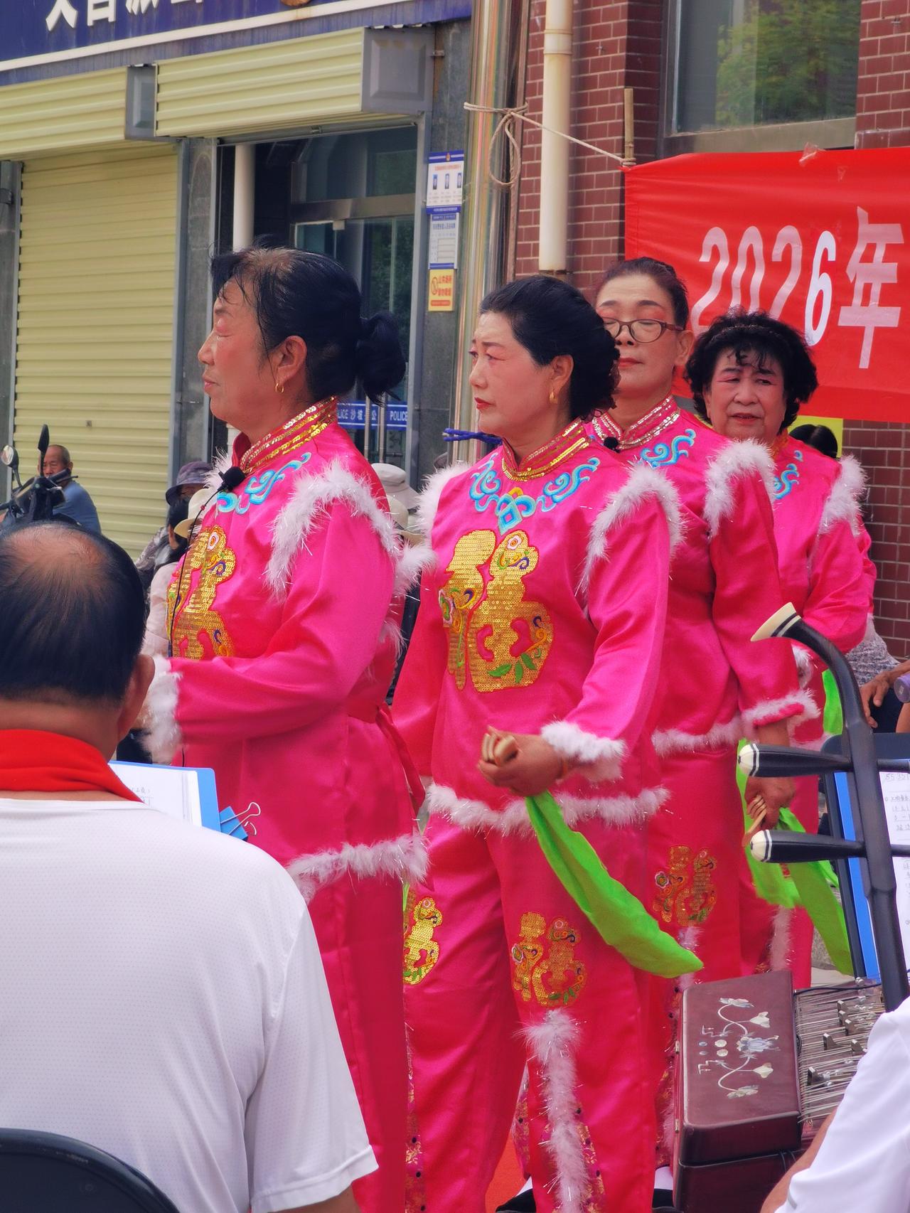 公益演节目
玫红衣服艳
笑颜如花美
热情洋溢足
不为掌声来
只为送温暖