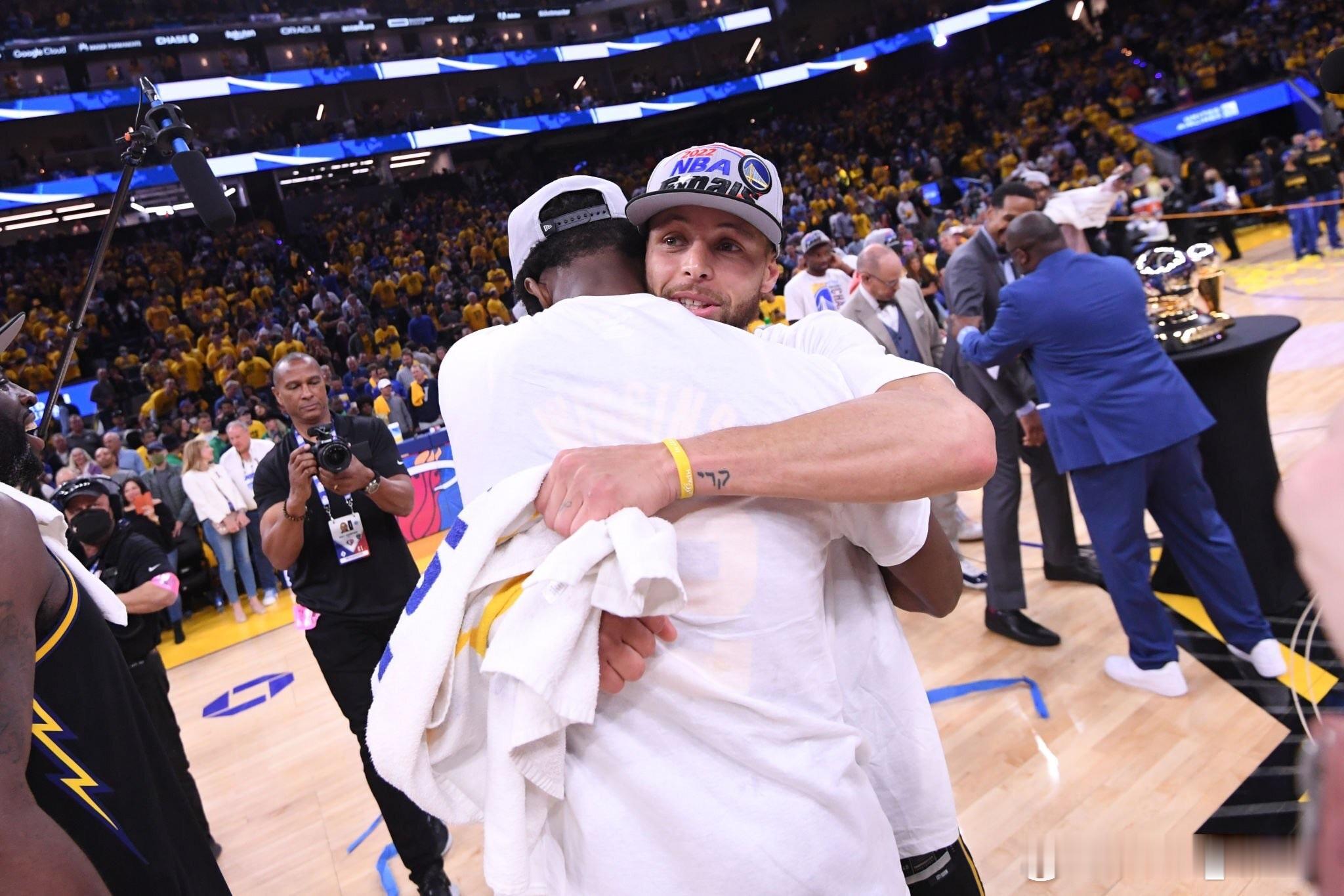 库里赛后盛赞维金斯：“他几乎接管了第四节。我们的进攻都是通过他来进行的。当他这样