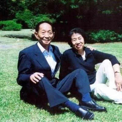 一次，袁隆平的爱人邓哲，在抽屉里发现他与前女友的书信，邓哲知道他们很相爱后忍不住
