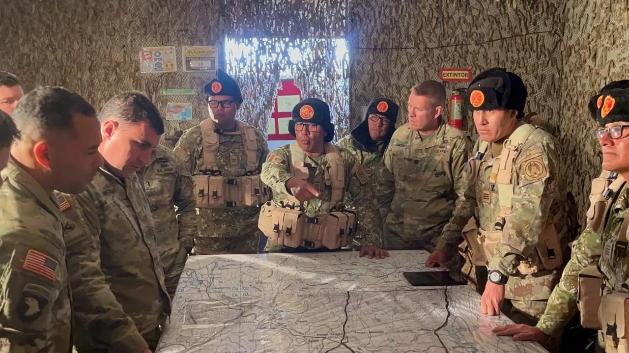 秘鲁高级军官的雷锋帽看着怪怪的