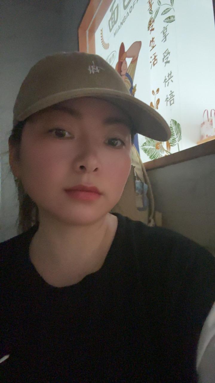 打完包发完货搞完卫生剪完视频，从早上6点忙到下午5点，一个人坐在黑暗的角落发呆，