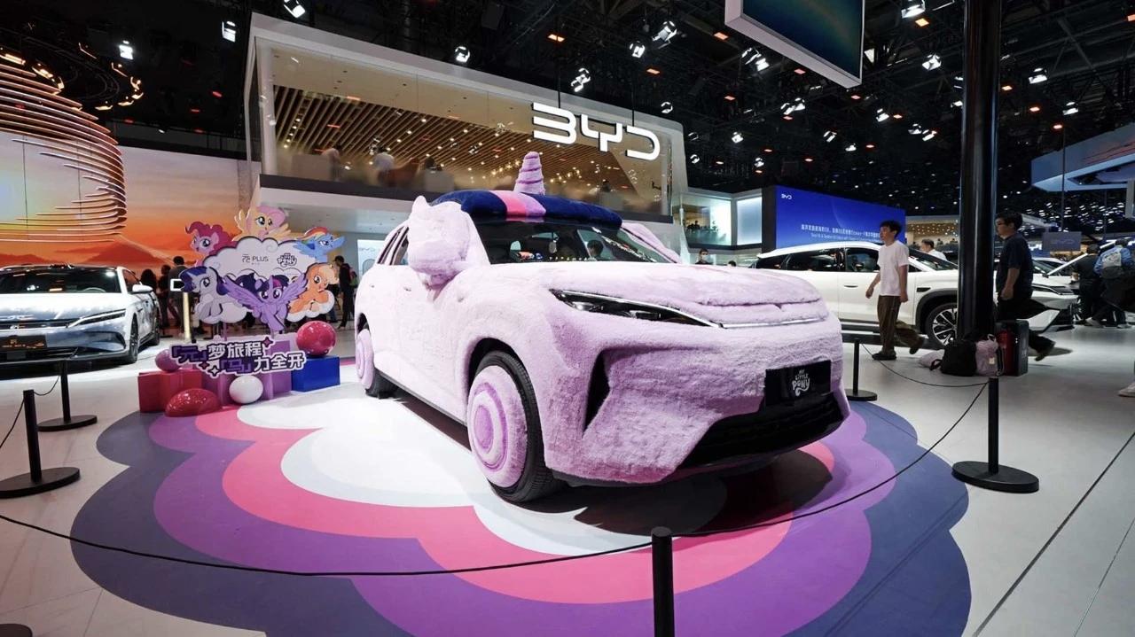 第三代元PLUS北京国际车展全球首发，新车尺寸变大续航更长还带闪充，瞄准15万级