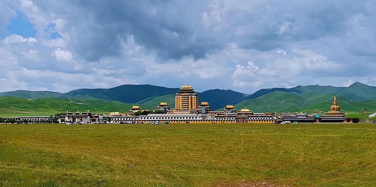 我觉得，到甘南旅游，各莫寺是事先不以为然、到时意外惊喜、事后印象深刻的一个景点。
