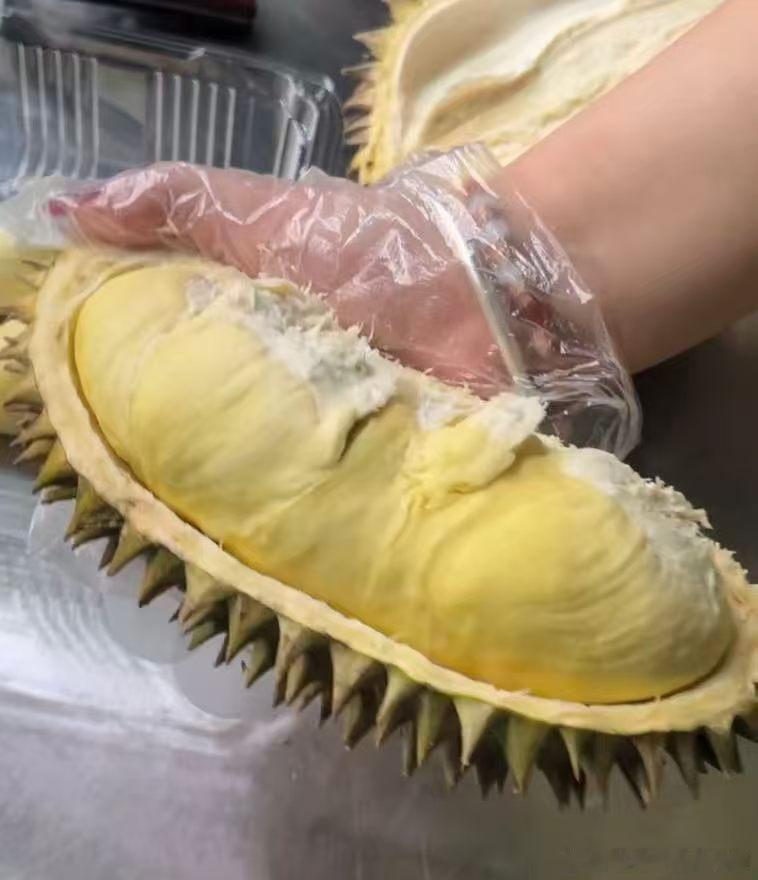 店主称街边低价榴莲多为次果确实不敢在街边的卡车上买。总怕买到不好的没法售后。还是