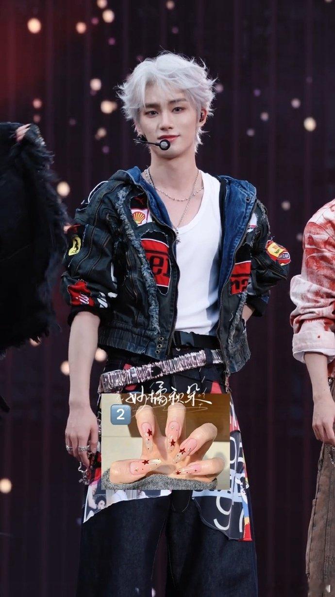 丁程鑫帮粉丝选美甲谁能拒绝丁程鑫选的美甲啊！时隔四个月的惊喜，太戳我了！王鹤棣丁