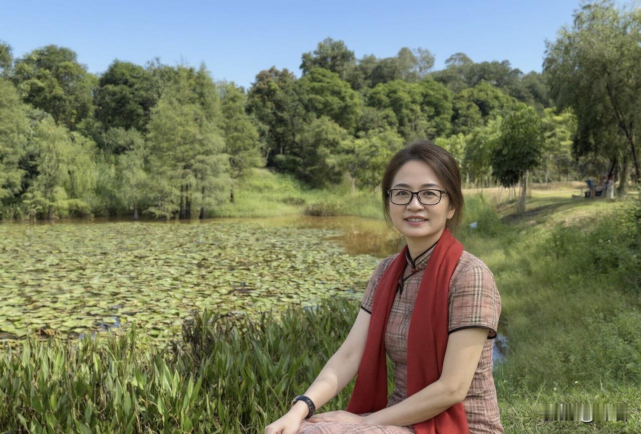 一池绿意半日闲，满袖清风照影妍。
坐到林阴天欲静，红巾点翠自悠然。
