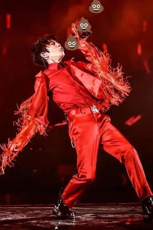 法师越来越妖魔化了，帅气的长相，加上这一身打扮，身姿很美妙。