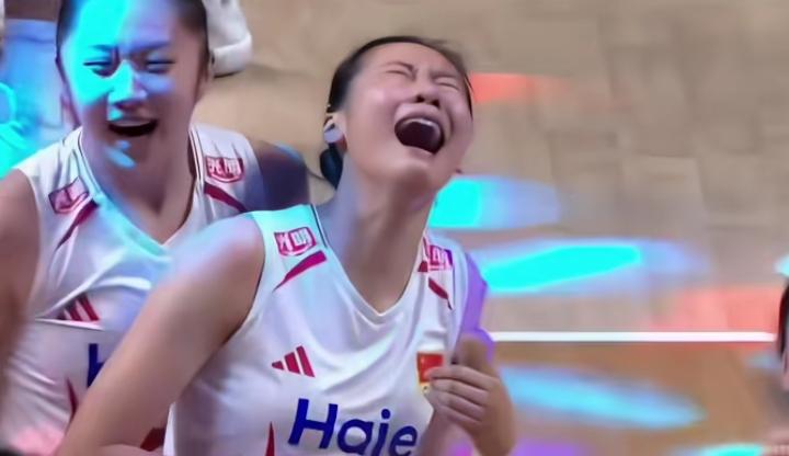 中国女排太棒了3-2掀翻榜首美国，全网看哭
 
7月23日澳门世联赛总决赛，所有