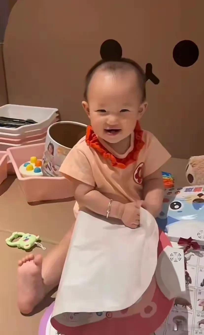 这么可爱的孩子，如果是普通家庭的话，大概率已经被抱回家了，可惜她父亲是豪门，做事