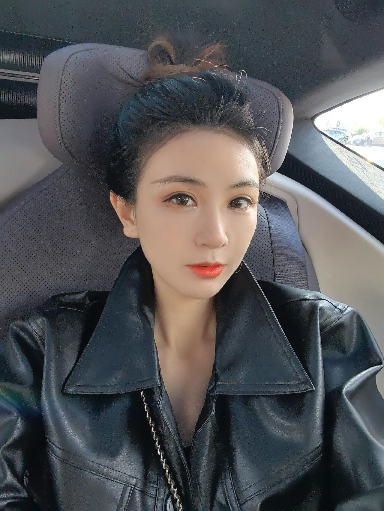 阿维塔12，这设计如何？第一次见门板有个扶手箱的车，这方向盘、后视镜完全是在挑战