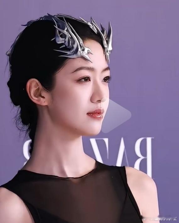 赵昭仪走红毯龙角头饰撤掉了 