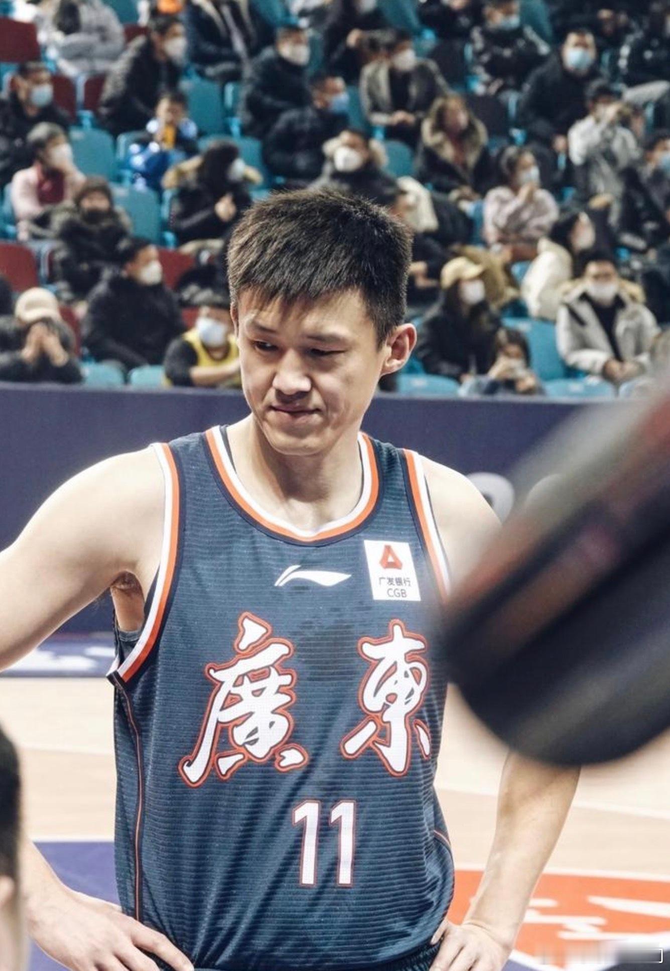 周鹏回家了！离开广东四年后，他再次披上熟悉的11号战袍。广东男篮特意选择在11时