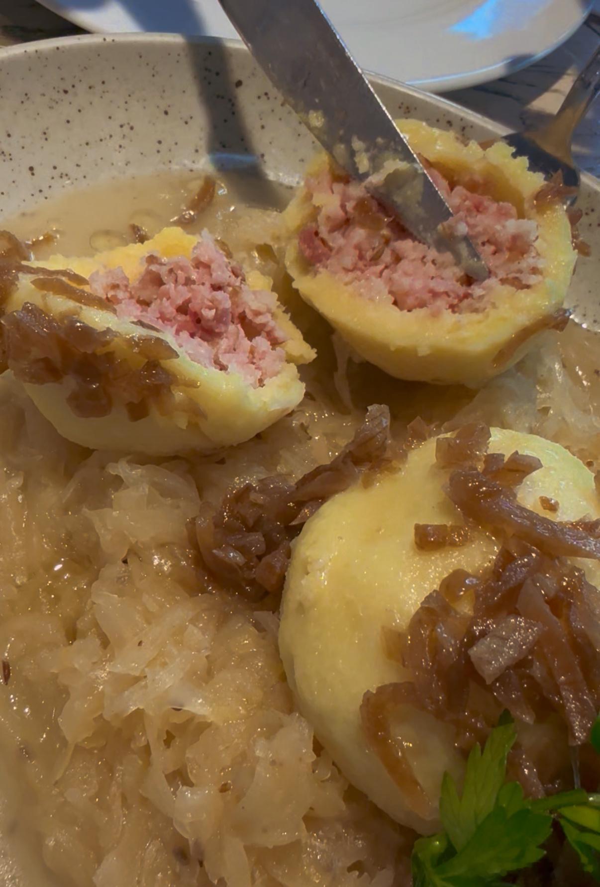 中午在这家 Pilsnerka Národní饭馆 喝皮尔森啤酒 吃填馅土豆饺子