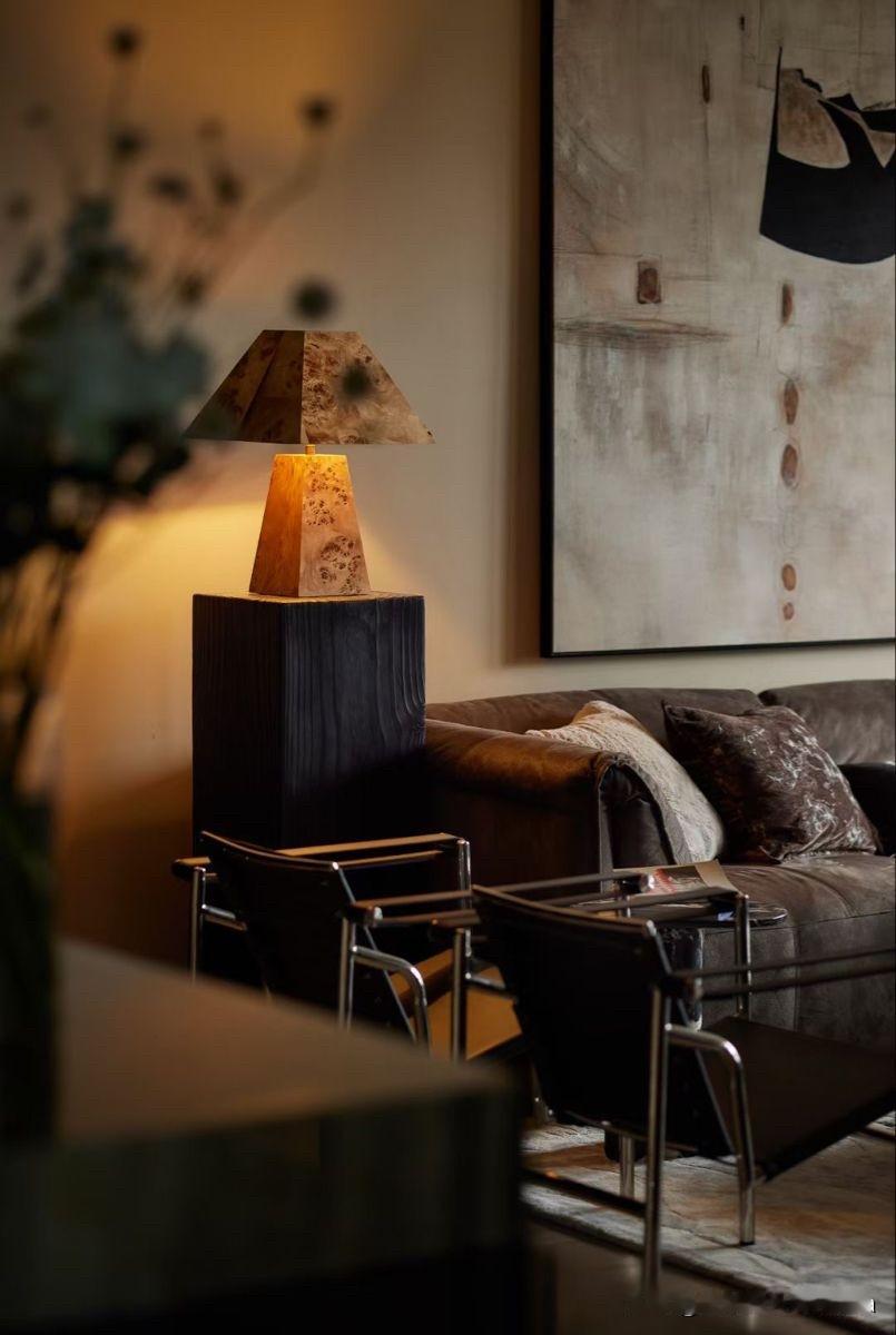 空间修养| 角落的“光支点”：一盏灯的魔法

空间角落留白处
一盏灯落地成光的支