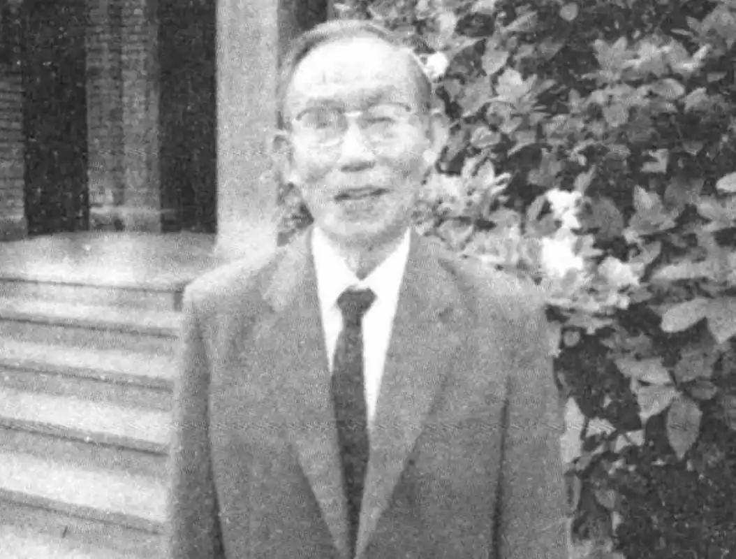 1939年，团长李文清缴获一支手枪，政委非要他上交，过几天发现竟被送给了女学生。
