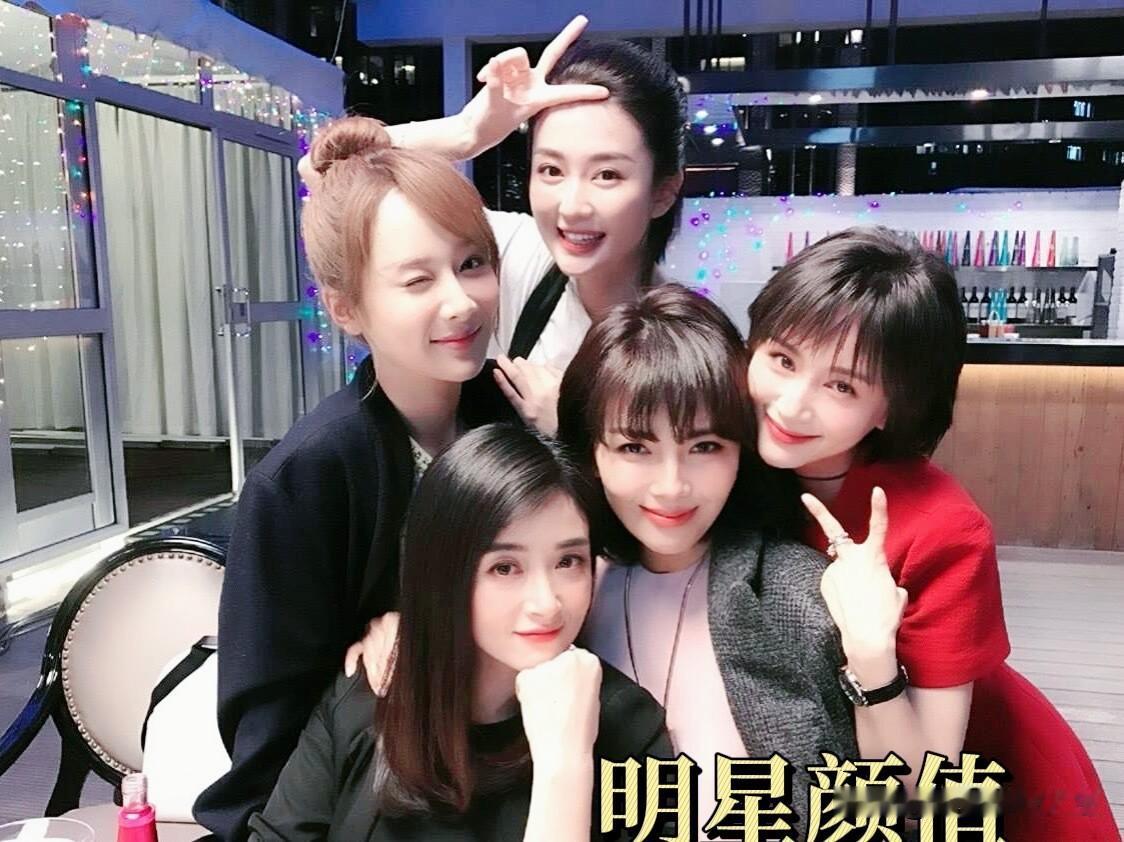 和姐妹们重温《欢乐颂》，实力派演员们的表演太绝了，每一集都看得超入迷[心]欢乐颂