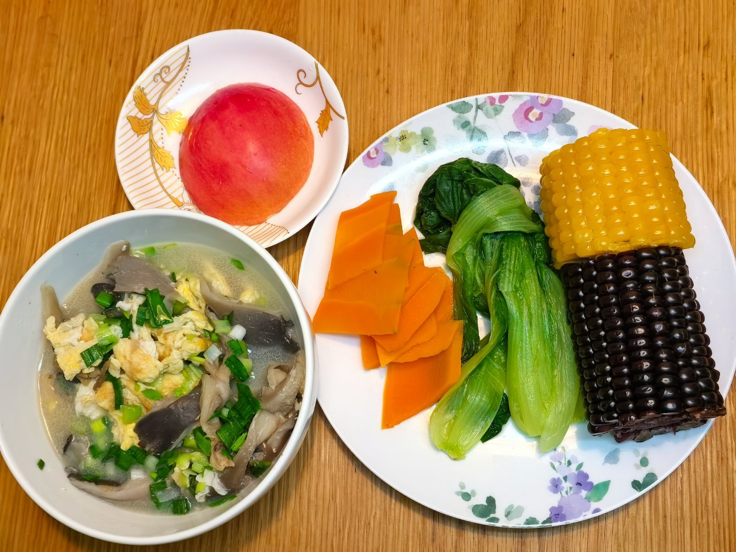 波妞的早餐  早上好！今天波妞在家吃饭，终于安排玉米了。🥢黑黄玉米双拼，水油焖