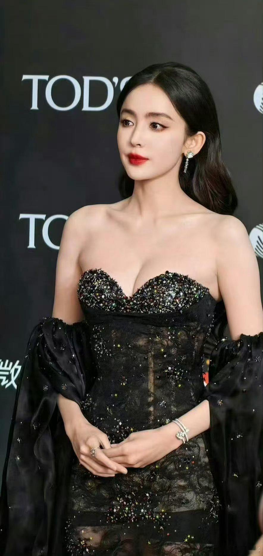 #娜扎牛奶皮肤#  娜扎的皮肤真的好棒呀！就像牛奶一样嫩滑呢，闪闪发光的好让人羡