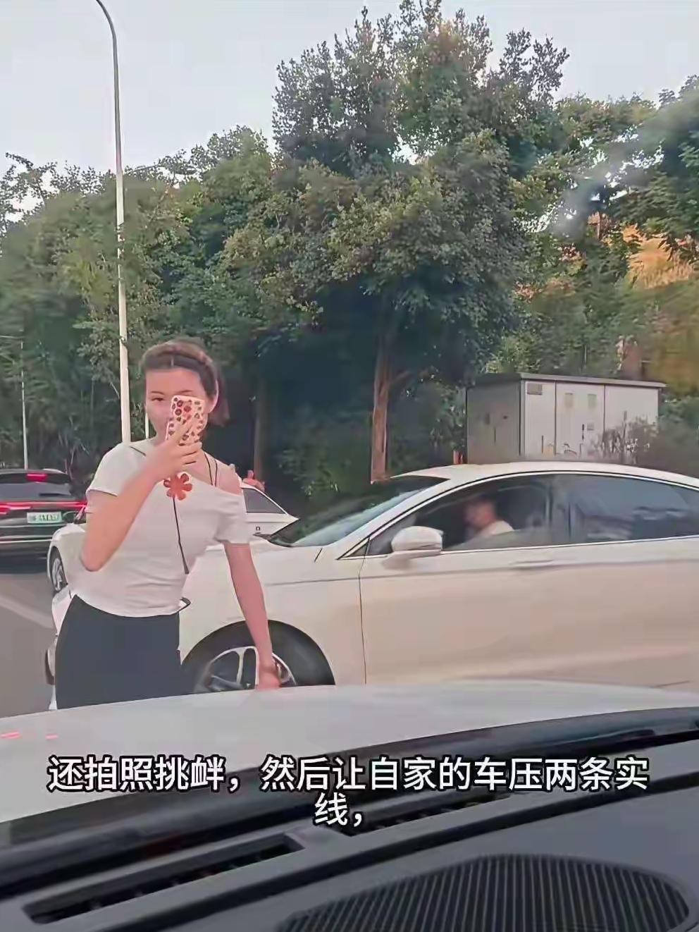 你以为拘留罚款就大快人心了？
这样的处罚，于她们而言就是抓痒挠骚，压根不痛不痒。
