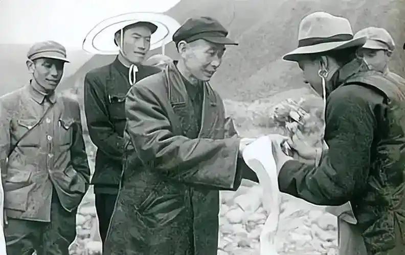他本是铁定上将，得知3位搭档都是中将后，主动要求降一级。
大多数人翻看1955年