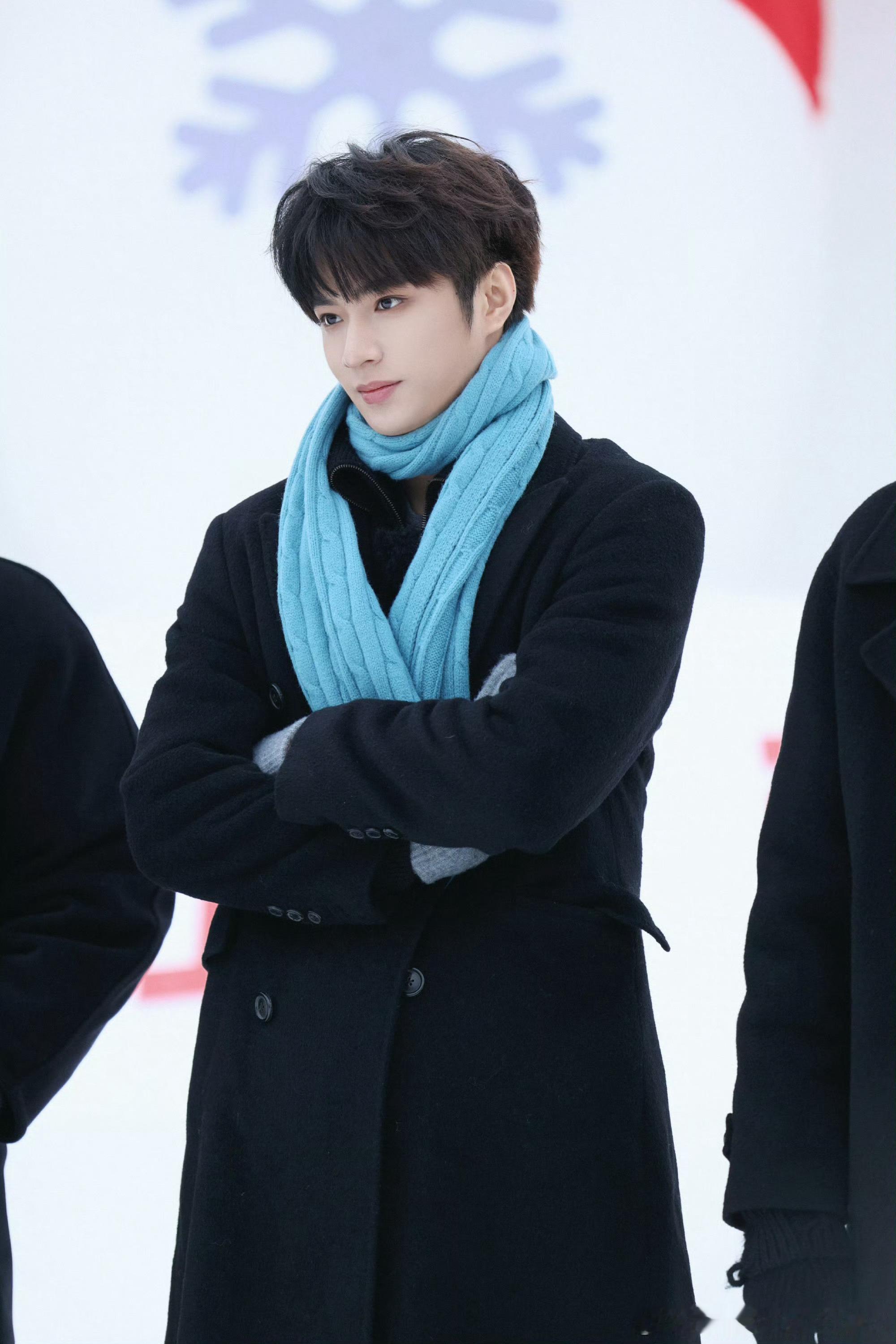 刘耀文宇宙闪烁请注意 掉落帅气照片黑大衣配蓝围巾完全冬日男友标配站着的时候是清冷